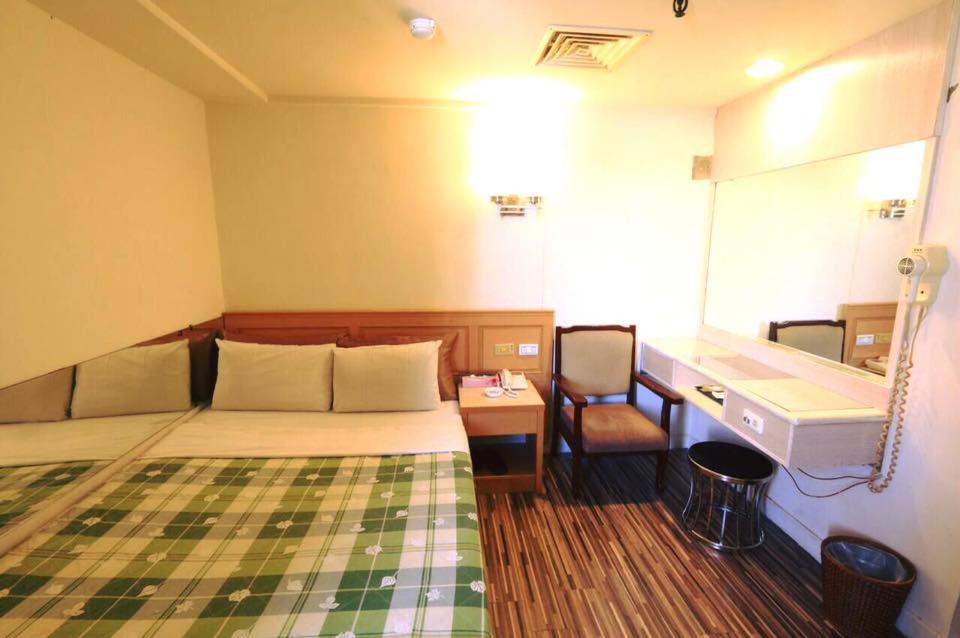 Lo Fo Hotel Taichung Bagian luar foto
