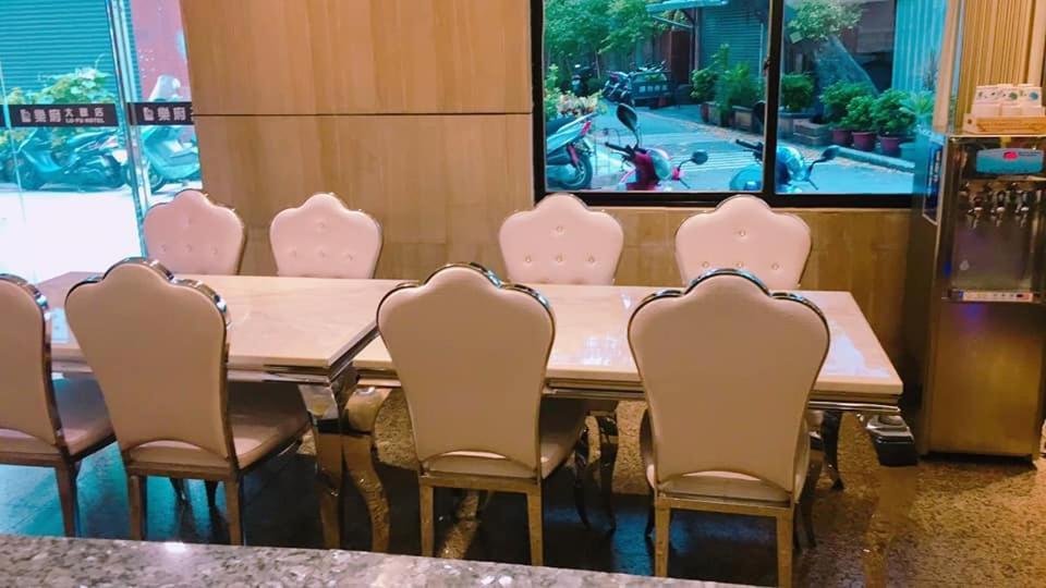 Lo Fo Hotel Taichung Bagian luar foto